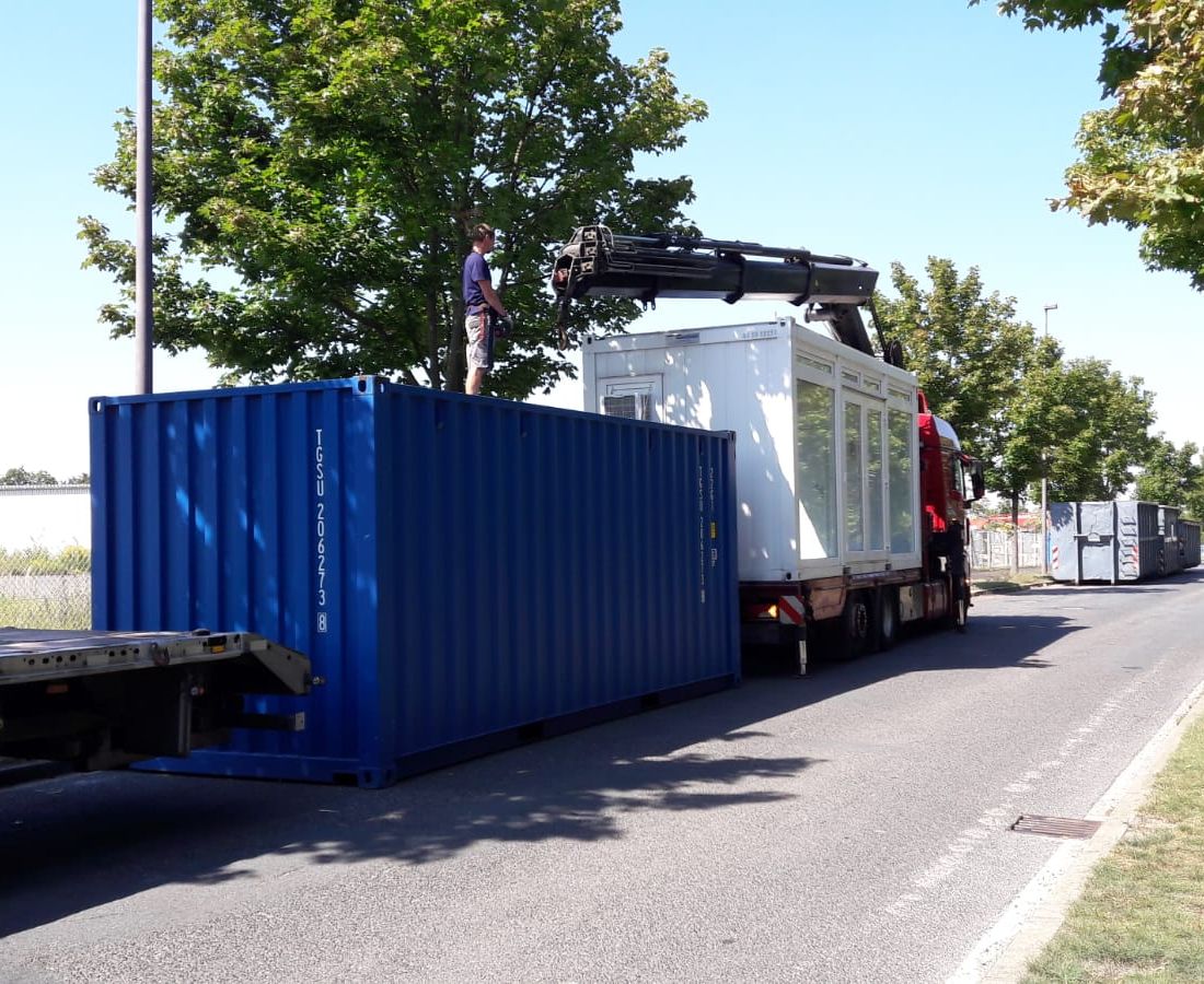 Containertransport und Selbstentladung per Kran