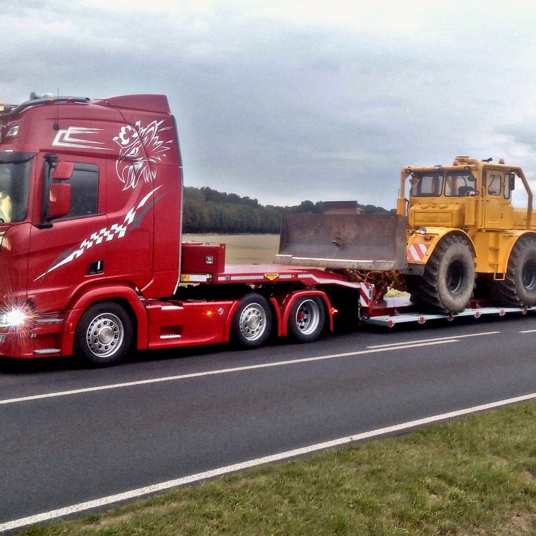 Landmaschinen Transport mit Tiefbettauflieger